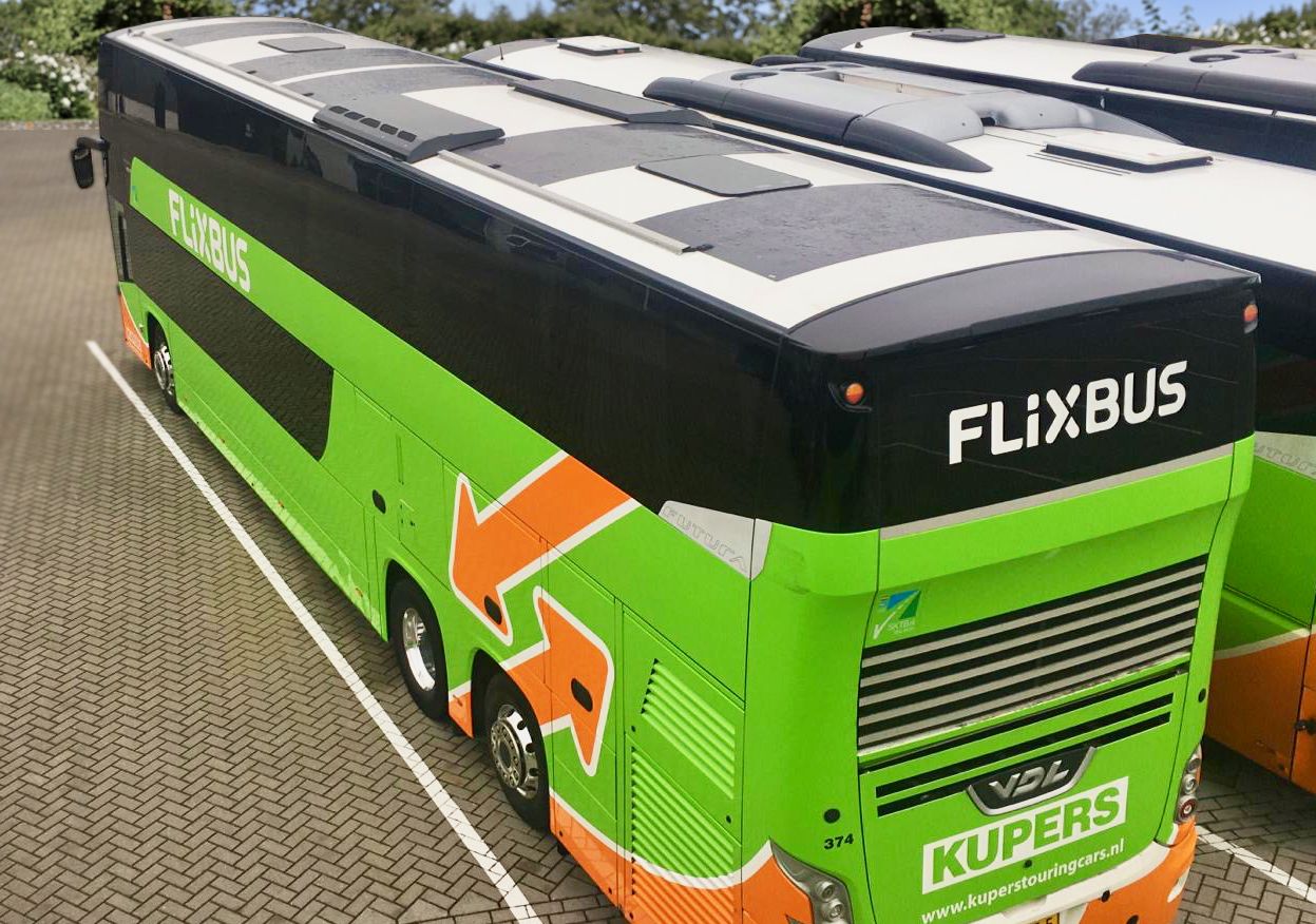 Maty solarne zainstalowane na dachu autobusu są cienkie i lekkie, co sprawia, że nie zwiększają oporu powietrza.