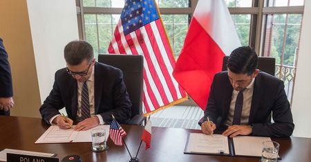Kolejny krok do zniesienia obowiązku wizowego. Polska i USA podpisały porozumienie