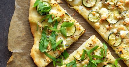 Pizza z cukinią i serem pleśniowym. Przełam włoską klasykę