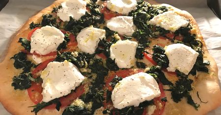 Biały sos czosnkowy do pizzy. Jak go przygotować?