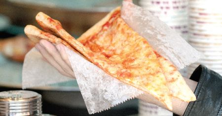 Podwójna pizza nowojorska. Przepis z filmu "Gorączka sobotniej nocy"