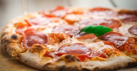 Łatwy przepis na pizzę. Jeden zaskakujący składnik, który sprawi, że ciasto będzie idealne