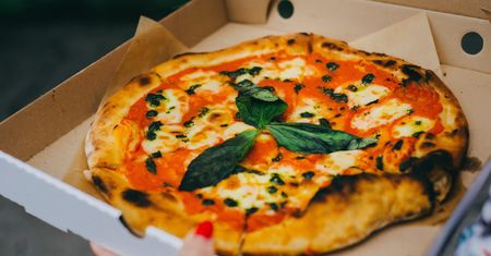 Historia pizzy. Jak posiłek ubogich trafił na królewski dwór
