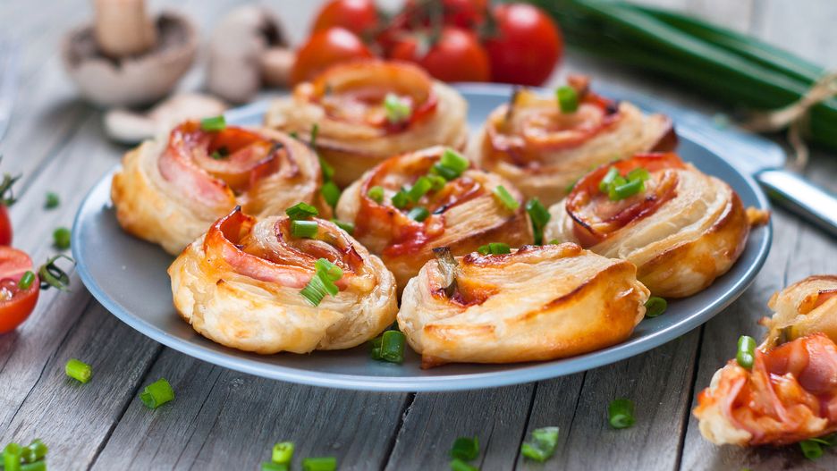 Zakręcone mini pizze z ciasta francuskiego