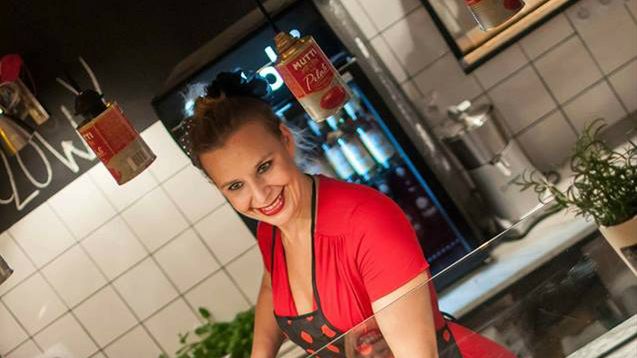 Zuzanna Curio-Złotnicka za ladą Da Curio. W lokalu na Tamce jest codziennie.