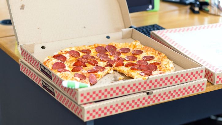 Dostawcy pizzy przyznają się do tego, że zdarza im się podjadać przewożone jedzenie