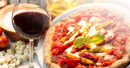 Przepis na udane spotkanie z przyjaciółmi. Ekspert radzi, jak dobrać wino do pizzy
