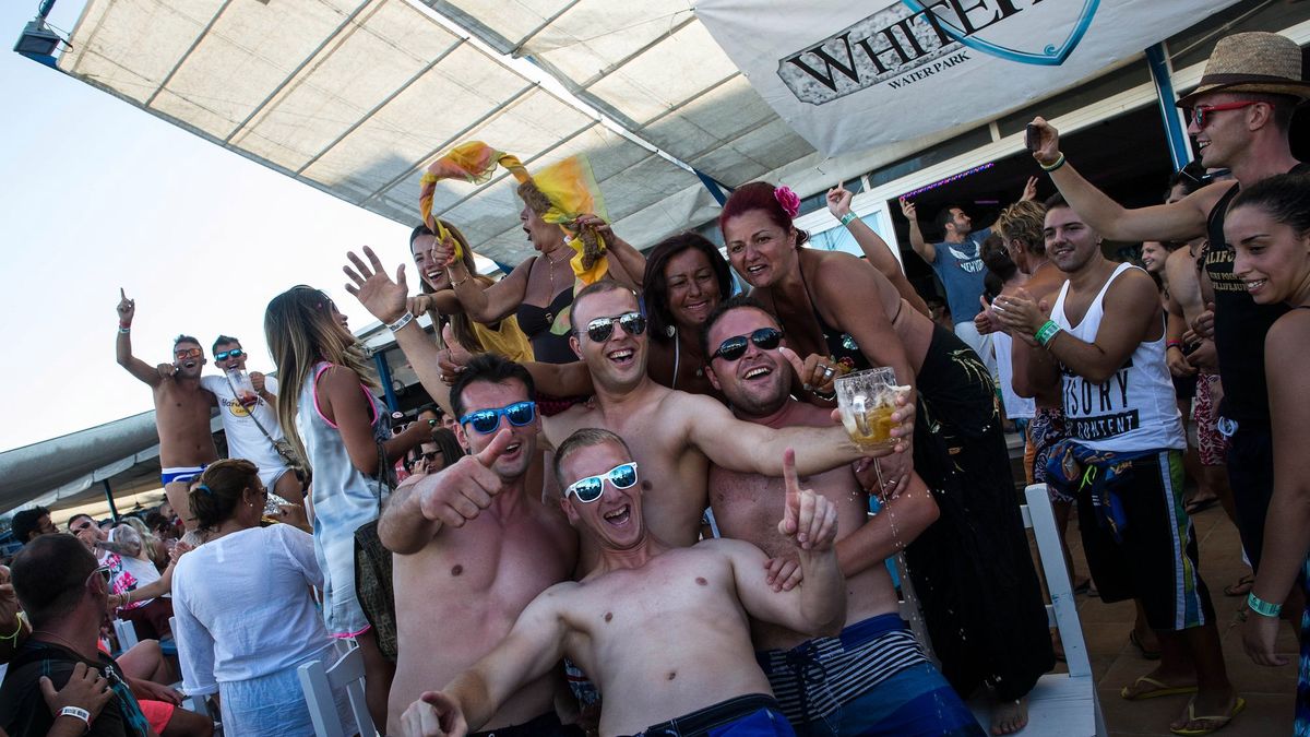 Młodzi Europejczycy bardzo często wybierają Ibizę, jako miejsce na wakacyjną zabawę.