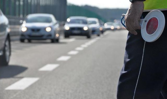 Autostrada A4. Autokar stanął w płomieniach. Wielka dziura w asfalcie