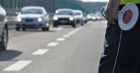 Zatrzymał innego kierowcę policyjnym lizakiem. Za gadżet za 25 zł można trafić za kratki