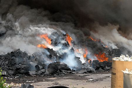 Pożar na wysypisku odpadów pod Wrocławiem