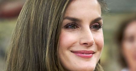 LOOK OF THE DAY: królowa Letizia w jesiennej sukience z sieciówki