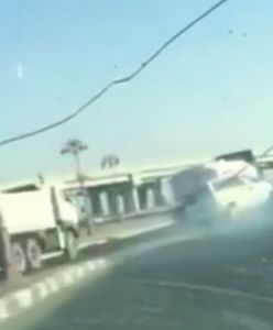 #dziejesiewmoto: drogowy mściciel wpycha auto pod ciężarówkę