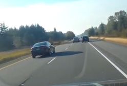 Wyprzedzanie z prawej zakończone poważną kolizją. Przez pośpiech dwa auta wylądowały w rowie