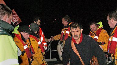 Ewakuacja członków załogi chemikaliowca