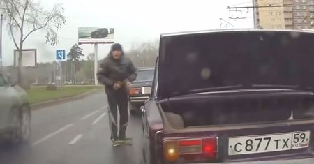 #dziejesiewmoto: Rosjanin reperował auto na środku ruchliwej drogi
