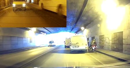 #dziejesiewmoto: kierowca taranuje motocyklistę