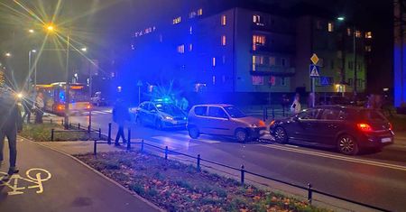 Warszawa. Piesza potrącona przez samochód. Duże utrudnienia na Szaserów