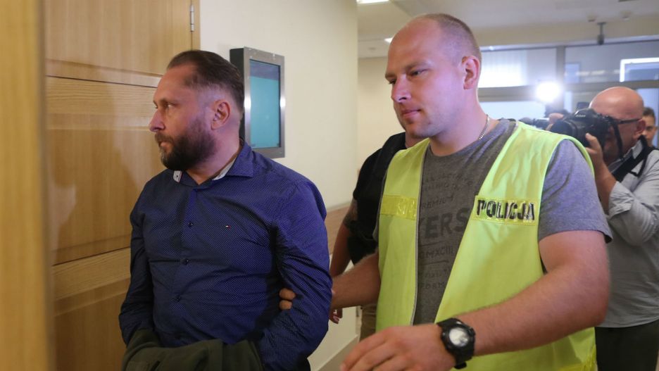 Kamil Durczok wprowadzany na posiedzenie sądu w sprawie aresztu.