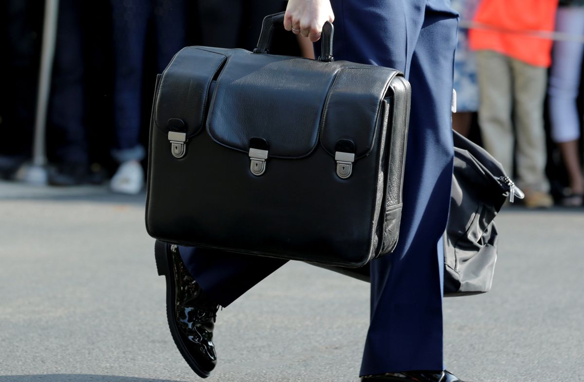 Tajemniczy żołnierz tuż za Trumpem. Czy miał "tę" walizkę?