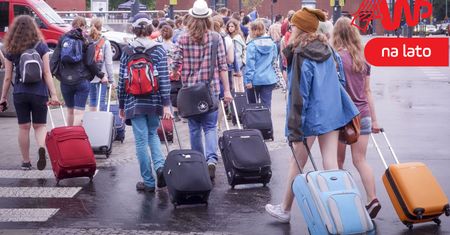 Jedziesz na wakacje? Zmęczeni rodzice już wpadli na pomysł, jak obyć się bez walizek w podróży
