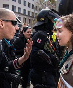 Postawiła się neonazistom. Zdjęcie czeskiej skautki podbija świat
