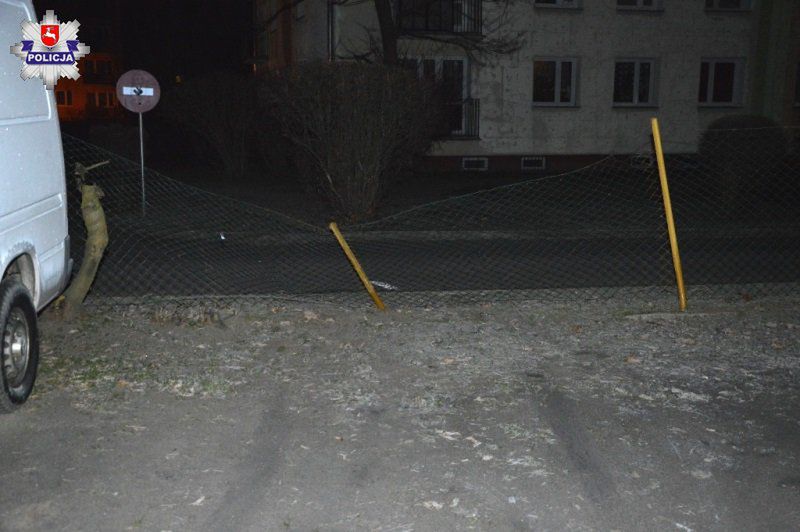 Zniszczone ogrodzenie. 