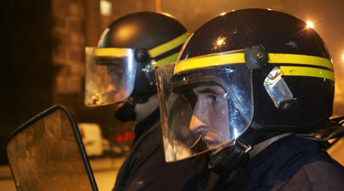 Policjanci skierowani do tłumienia zamieszek w Montfermeil. Październik 2006 roku 