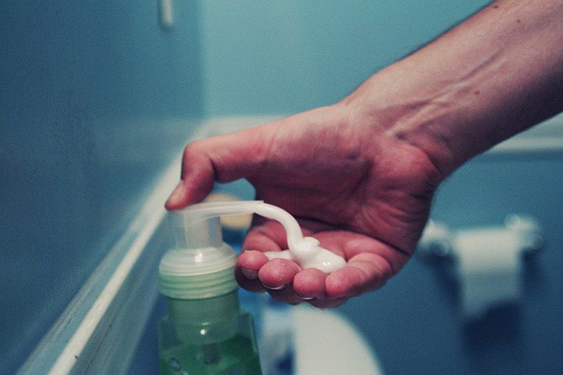 Najlepszym sposobem na zapobieganie rozwojowi bakterii jest częste mycie rąk