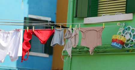 Kobiety uwielbiają nosić męską bieliznę. Nowe badanie wyjaśnia ich zachowanie