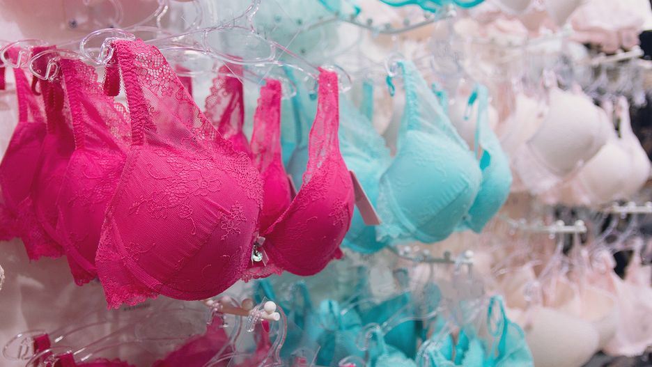 Wybór dobrego rozmiaru biustonosza często wymaga czasu i wysiłku