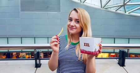 Nawet 400 kcal więcej zjedzonych z zestawem powiększonym! Tak sieci fast food "walczą" z otyłością