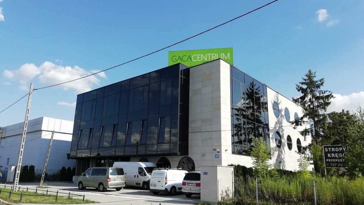 Jeszcze niedawno siedziba Gaca System na Ursynowie była cała obklejona banerami - dziś został tylko szyld na dachu
