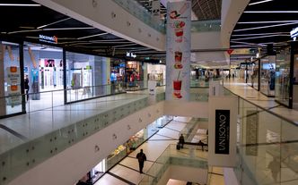 Koronawirus w Polsce zamyka kolejne firmy. Ikea nie otworzy sklepów, bukmacher punktów dla graczy