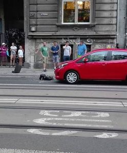 Na jego maskę spadł relikt PRL-u. Policja szuka sprawcy