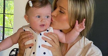 Córeczka Joanny Krupy ma już 6 miesięcy i pierwszy stały posiłek za sobą. Wielka ekscytacja w domu modelki