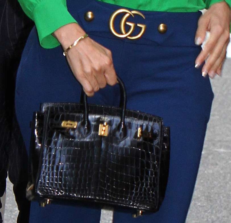 Jennifer Lopez ze skórzaną torebką