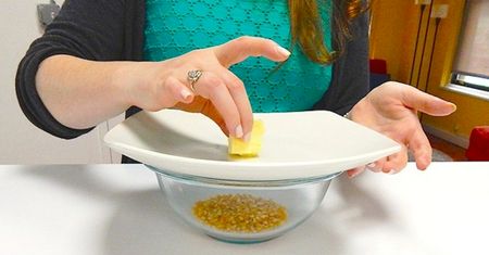 Jeszcze nigdy nie widziałam, żeby ktoś robił popcorn w ten sposób. Od dzisiaj będę tak robić ZAWSZE!