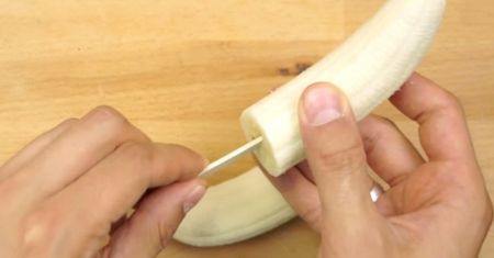 Nadział banana na patyk, a później zrobił z nim coś, co ochłodzi Cię w upalne dni. Kapitalny pomysł!