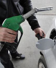 Analitycy przewidują tańsze paliwa na stacjach benzynowych