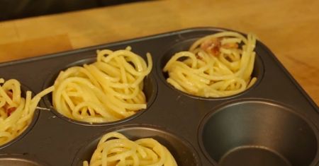 Włożył makaron do formy na babeczki i posypał go serem. Za taki efekt końcowy warto nawet umrzeć!