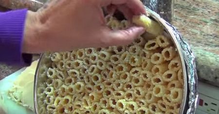 Ułożyła makaron jeden przy drugim w blaszce od ciasta. Teraz moje dzieci nie chcą jeść nic innego!