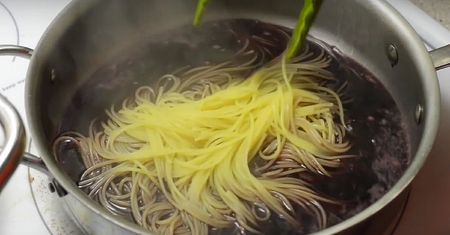 Wszyscy smakosze makaronów pokochają ten szybki i specyficzny przepis. Wyjątkowo delikatny smak