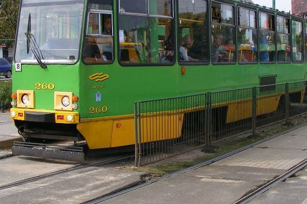 W Poznaniu autobus zderzył się z tramwajem - cztery osoby zostały ranne