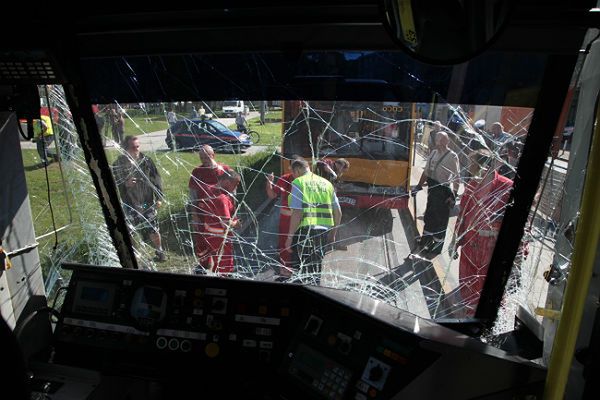 Poważny wypadek w Warszawie: tramwaj wjechał w autobus. Są ranni
