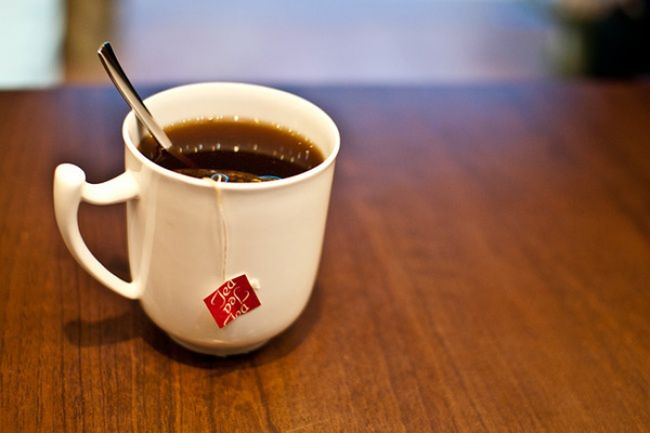 Nigdy nie pij herbaty, która nie jest świeżo parzona. Japończycy mają takie powiedzenie: <em>Wczorajsza herbata jest gorsza niż ukąszenie przez węża</em>. Zimna herbata drażni bowiem ściany żołądka tak bardzo, że Chińczycy także uważają ją za truciznę.