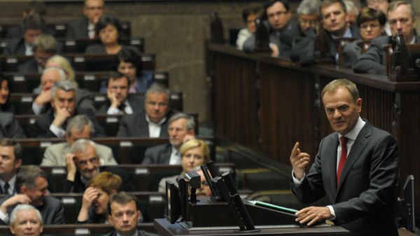 Premier Donald Tusk na mównicy sejmowej przed głosowaniem nad zmianami w emeryturach mundurowych