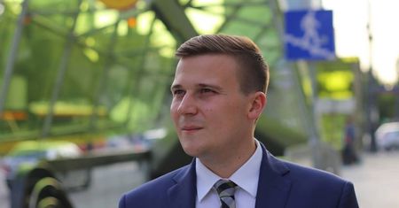 Latał rządowym samolotem z Kuchcińskim, został wiceszefem Kancelarii Sejmu