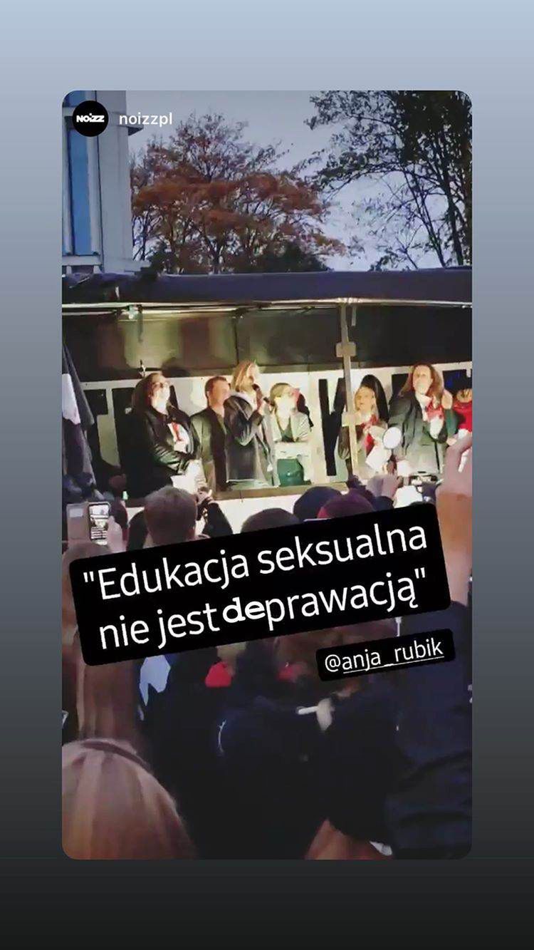 Anja Rubik pod sejmem