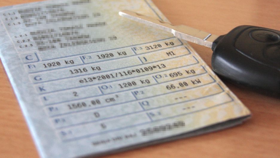 Za niesprawne światła można nawet stracić dowód rejestracyjny.